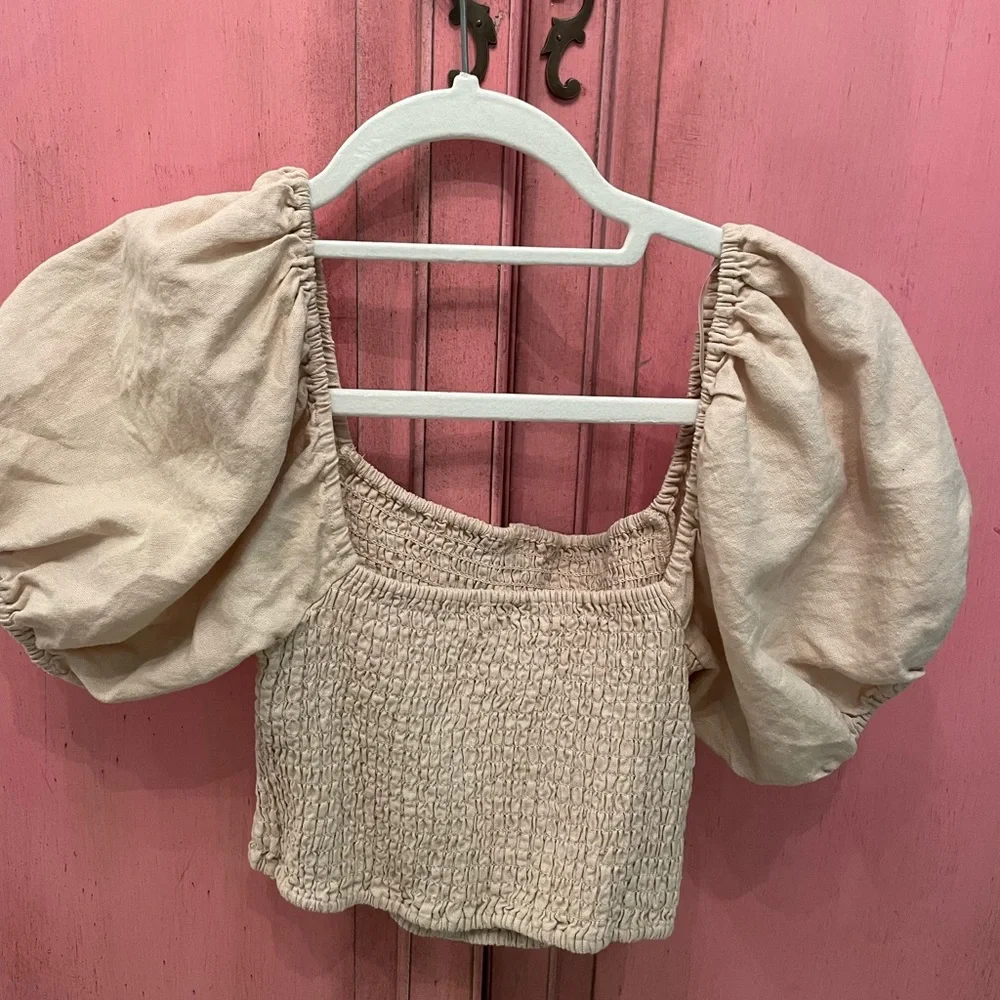 Etiquette Boutique Tan Puff Sleeve Blouse Size Small - Picture 2 of 2